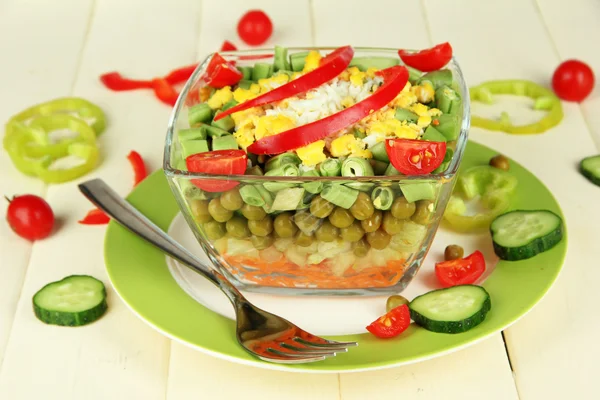 Ahşap masa üzerinde taze sebze ile lezzetli salata — Stok fotoğraf