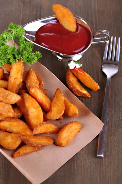 Huis aardappelen op calqueerpapier op houten tafel — Stockfoto