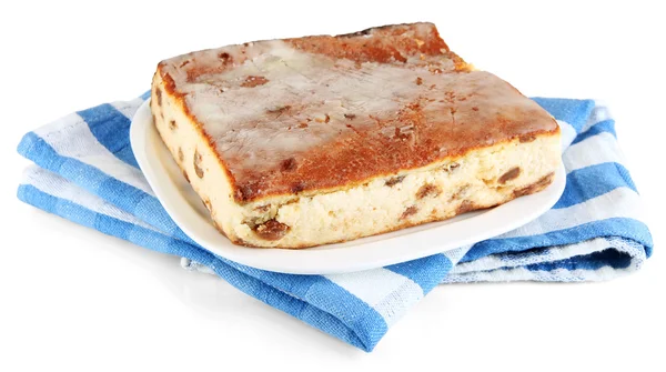 Caçarola de queijo com passas na placa em guardanapo isolado em branco — Fotografia de Stock