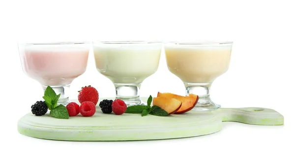 Köstlicher Joghurt mit Früchten und Beeren isoliert auf weiß — Stockfoto