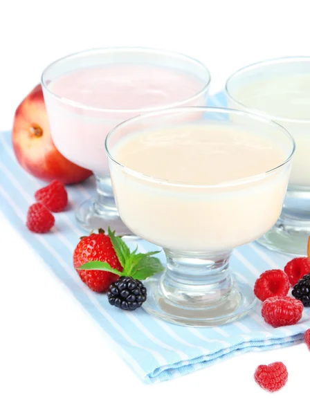 Meyve ve çilek beyaz izole lezzetli yoğurt — Stok fotoğraf