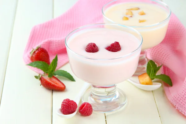 Heerlijke yoghurt met fruit en bessen op tabel close-up — Stockfoto