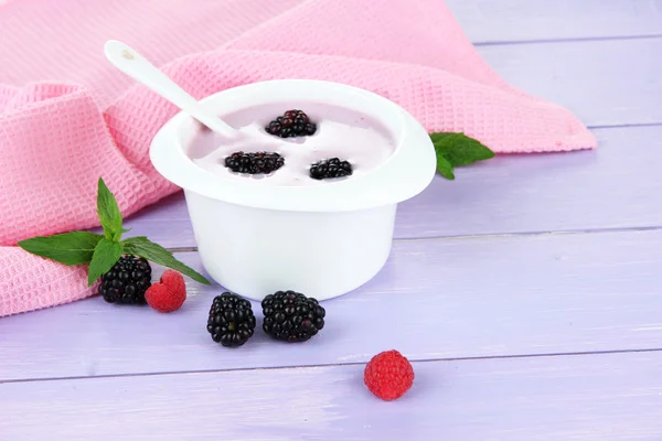 Köstlicher Joghurt mit Beeren auf dem Tisch aus nächster Nähe — Stockfoto