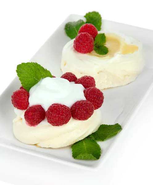 Sabrosos pasteles de merengue con bayas, aislados en blanco — Foto de Stock