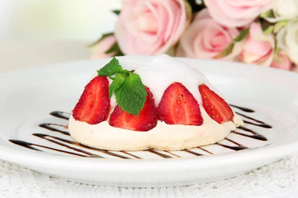 Sabroso pastel de merengue con bayas en la mesa —  Fotos de Stock