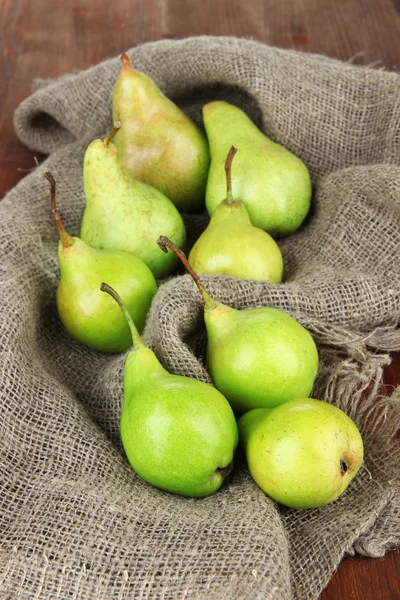 Peren op snijplank, op rouwgewaad achtergrond — Stockfoto