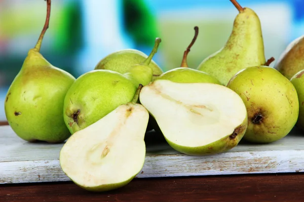 Peren op houten snijplank, op lichte achtergrond — Stockfoto