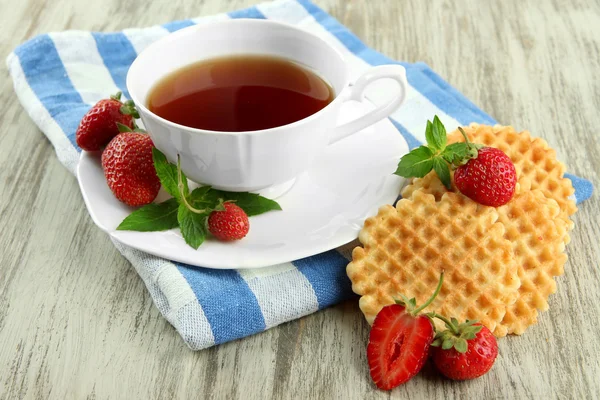 Ceașcă de ceai cu cookie-uri și căpșuni pe masă aproape — Fotografie, imagine de stoc