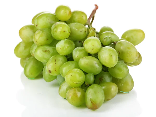 Rijp groene druiven geïsoleerd op wit — Stockfoto