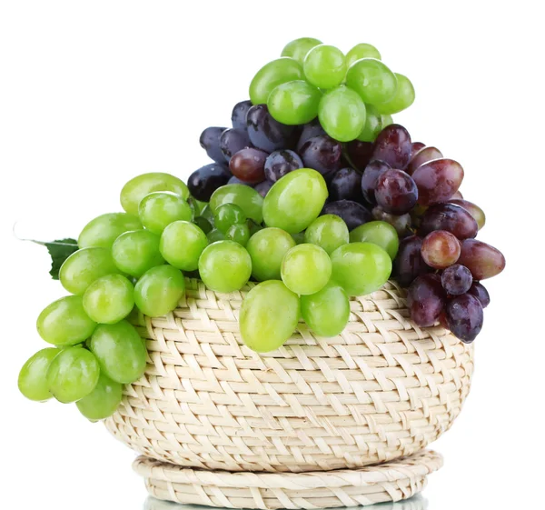 白で隔離されるバスケット内の熟した緑と紫ブドウ — ストック写真