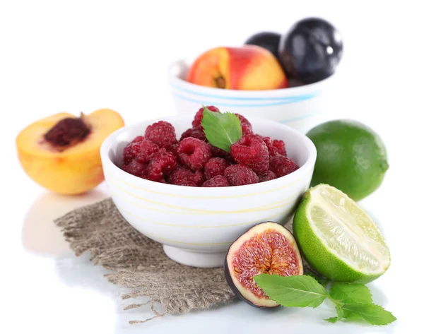 Himbeeren in kleiner Schüssel auf Sacktuch isoliert auf weiß — Stockfoto