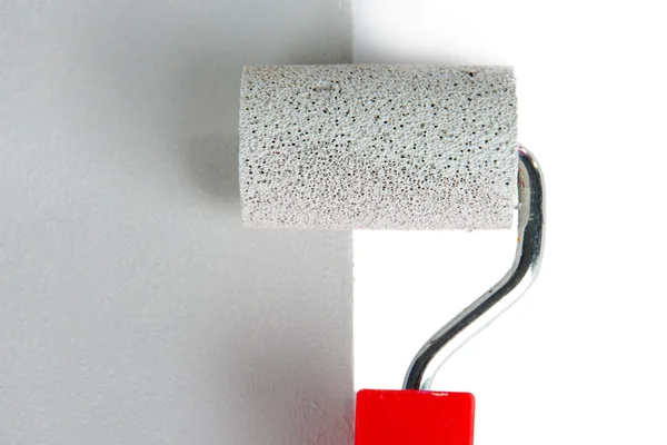 Escova de rolo com pintura cinza closeup — Fotografia de Stock