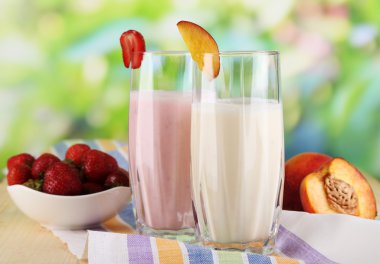 çilek ve şeftali doğal zemin üzerine ahşap masa üstünde lezzetli süt sallar