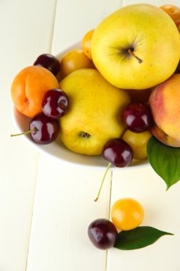 aydınlık yaz meyve plaka üzerinde ahşap masa yakın çekim