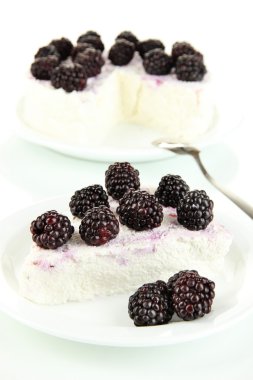 Cheesecake beyaz tabak portre üzerinde taze çilek ile