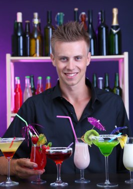 yakışıklı ile farklı kokteyller kokteyl bar, barmen portresi