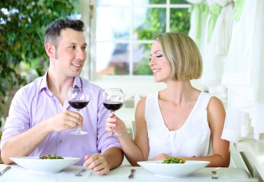 güzel çift romantik akşam yemeği restoranda