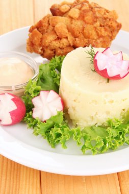 tavuk kiev üzerinde kruton ahşap zemin üzerinde patates püresi ile