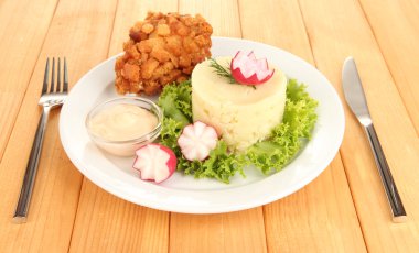 tavuk kiev üzerinde kruton ahşap zemin üzerinde patates püresi ile