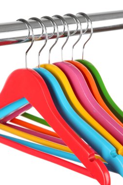 beyaz izole renkli elbise askıları