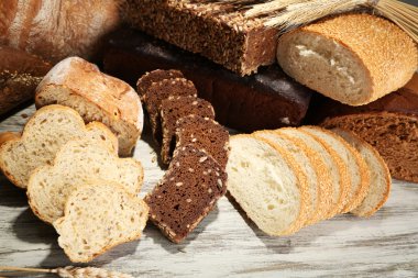 ahşap tahta üzerinde ekmek