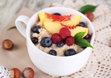 yulaf ezmesi Kupası peçete ahşap tablo üzerinde çilek ile