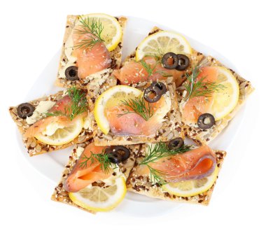 Somon Sandviç üzerine beyaz izole plaka üzerinde