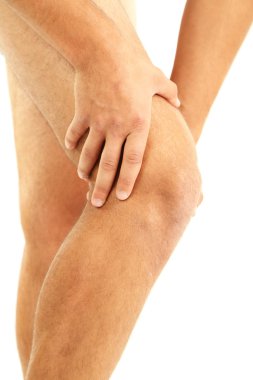 diz ağrısı, üzerinde beyaz izole genç adamla