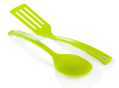 Plastik mutfak eşyaları üzerinde beyaz izole