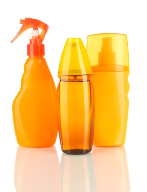 şişeleri üzerinde beyaz izole güneş kremi ile