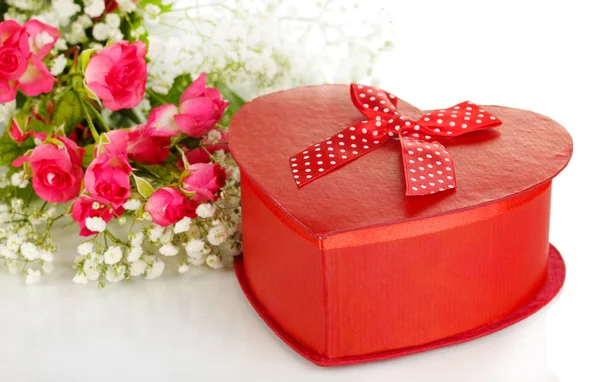 Caja de regalo y flores aisladas en blanco — Foto de Stock