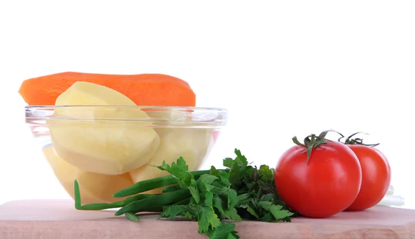 Verduras peladas en un tazón aislado sobre blanco —  Fotos de Stock