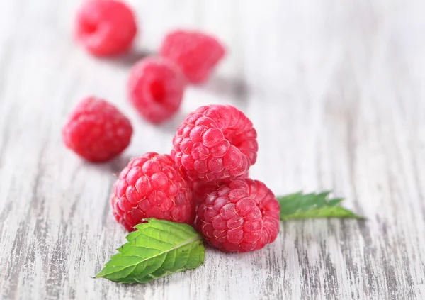 Ripe sweet raspberries on wooden background — Stock Photo, Image