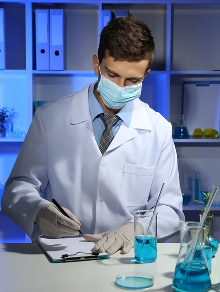 Joven científico de laboratorio trabajando en laboratorio — Foto de Stock