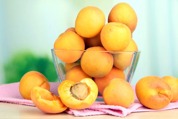 Frische natürliche Aprikose in Schüssel auf dem Tisch in der Küche — Stockfoto