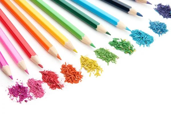 Crayons de couleur avec copeaux d'affûtage isolés sur blanc — Photo