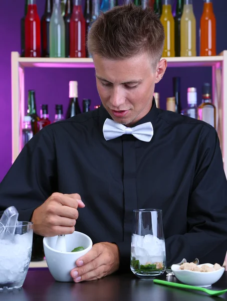 Portrait de beau barman préparant un cocktail, au bar — Photo