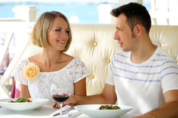 Mooi paar met romantisch diner in restaurant — Stockfoto