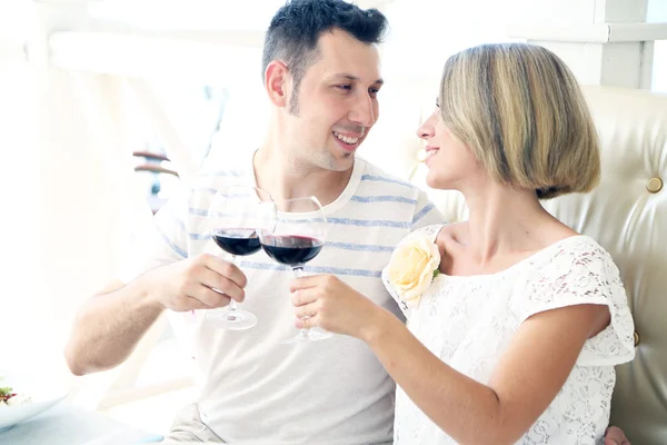 Casal bonito ter jantar romântico no restaurante — Fotografia de Stock