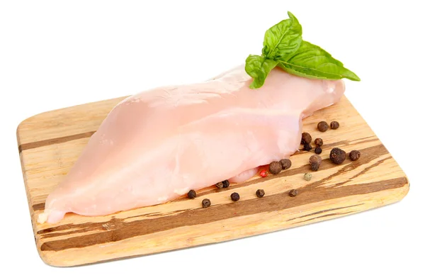 Filetes de frango crus em tábua de madeira, isolados sobre branco — Fotografia de Stock