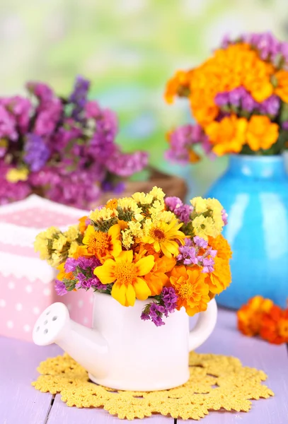 Sulama olabilir doğal zemin üzerine ahşap masa üzerinde marigold çiçek buketi — Stok fotoğraf