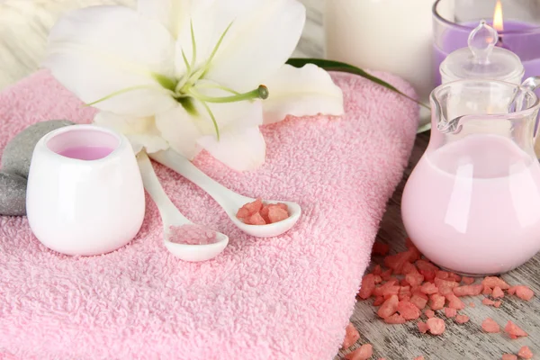 Beautiful spa setting with lily on wooden table close-up — Stock Photo, Image