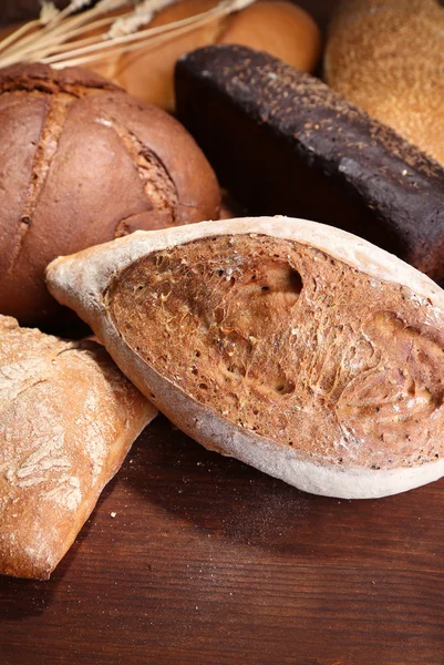 Molto pane su tavola di legno — Foto Stock