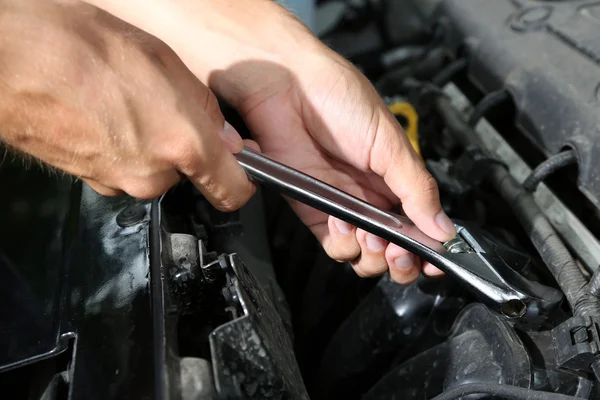 Ręka z klucza. Auto mechanik naprawy samochodu — Zdjęcie stockowe