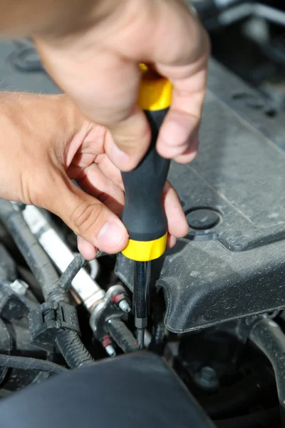 Mão com chave de fenda. Auto mecânico na reparação de automóveis — Fotografia de Stock
