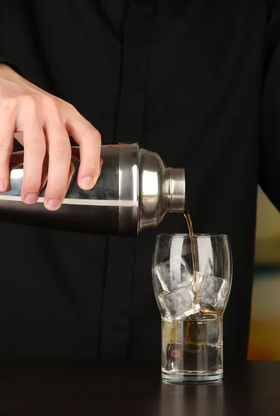 Bartender making cocktail on bright background, close-up — Stock Photo, Image