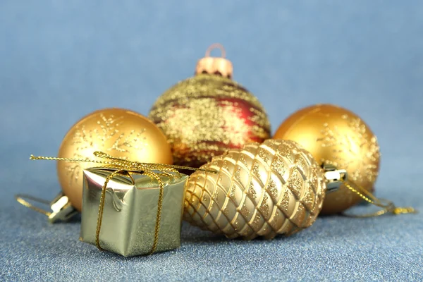 Decoraciones navideñas sobre fondo azul —  Fotos de Stock