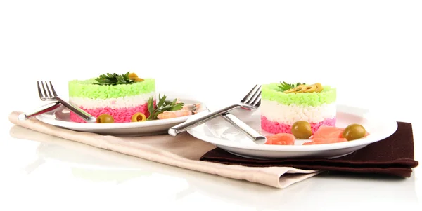 Цветной рис на тарелках на салфетке изолирован на белом — стоковое фото