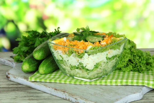 Deliziosa insalata con uova, cavolo e cetrioli sul tavolo di legno — Foto Stock