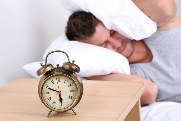 Bonito jovem homem na cama — Fotografia de Stock